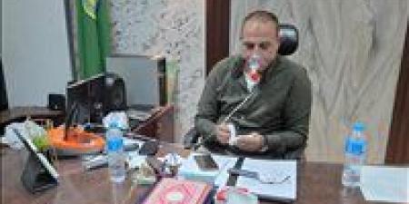رئيس مدينة القصاصين الجديدة يتابع حريق عزبة الكوع من مكتبه رغم وضعه على جهاز الأكسجين