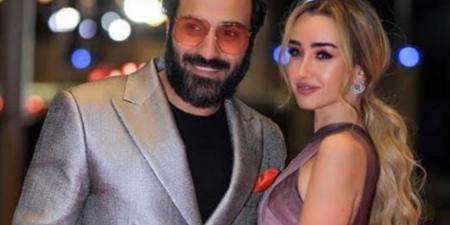 أحمد فهمي عن إهداء هنا الزاهد سيارتين رنج روفر: مش كرم مني ده واجبي كزوج