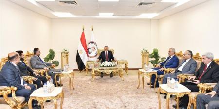 وزير الإنتاج الحربي يستعرض قدرات الشركات المشاركة في إيديكس 2025