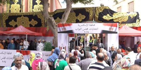 إقبال الناخبين على لجان دائرة الرمل للإدلاء بأصواتهم في جولة الإعادة لانتخابات النواب