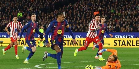 برشلونة يحسم قمة أتلتيكو مدريد بثلاثية ويتصدر الليجا