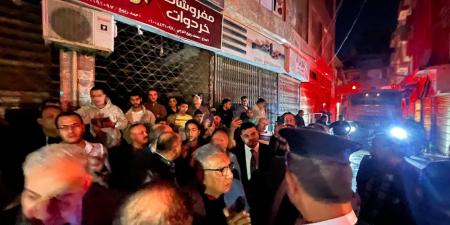 محافظ الدقهلية يتابع ميدانيًا جهود السيطرة على حريق سوق الخواجات بالمنصورة.. صور