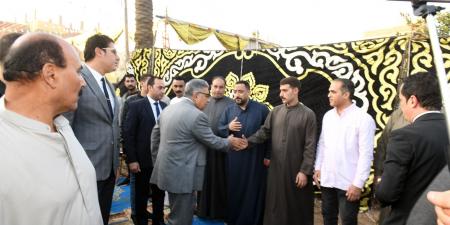 محافظ الدقهلية يقدم العزاء في وفاة "سيدة العطاء" بقرية ميت العامل