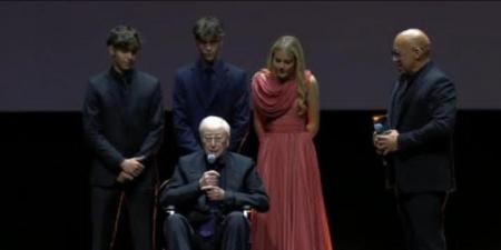 ظهر على كرسي متحرك.. تكريم مايكل كين في مهرجان البحر الأحمر السينمائي بحضور أحفاده