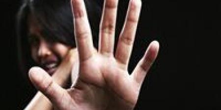 معلمة تتعرض لمحاولة احتضان وتقبيل.. والتحقيقات تكشف التفاصيل