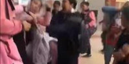 فيديو يثير الجدل.. مشادة عنيفة داخل مدرسة بالإسكندرية بين ولية أمر والمعلمة