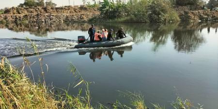 فريق من الغواصين يواصلون البحث عن تماسيح مصرف السدرة بالشرقية