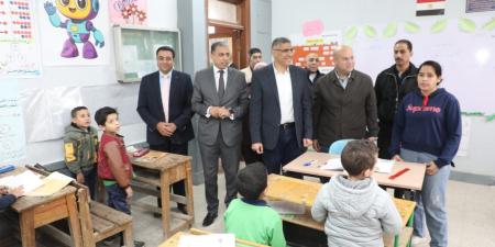 محافظ الجيزة يتفقد إحدى المدارس بالصف لمتابعة انتظام العملية التعليمية