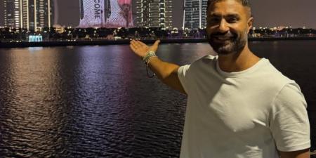 صورته على مبنى ضخم.. استقبال حافل لـ كريم فهمي وزوجته في قطر