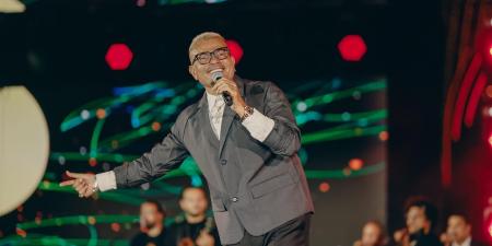 عمرو دياب يشعل حفلا جديدا في أبو ظبي.. صور