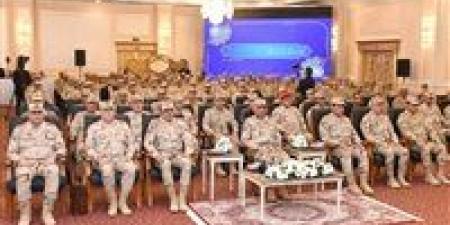 وزير الدفاع يلتقى بمقاتلى قوات حرس الحدود ويكرم عددًا من المتميزين