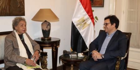 وزير الثقافة يستقبل الأديبة سلوى بكر.. ويُهديها درع الوزارة