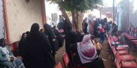 انتظام التصويت بمدرسة المنصورية الابتدائية في الدائرة الأولى بأسوان