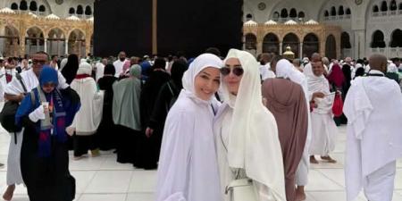 تزامنا مع أزمة تامر حسني الصحية.. بسمة بوسيل تؤدي مناسك العمرة