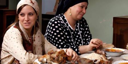 قدوتي ربنا يديها الصحة.. ريهام عبد الغفور تعلق على أنباء مرض عبلة كامل