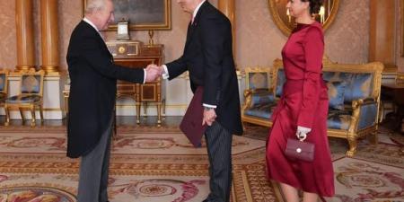 السفير المصري في لندن يقدم أوراق اعتماده لجلالة الملك تشارلز الثالث ملك المملكة المتحدة