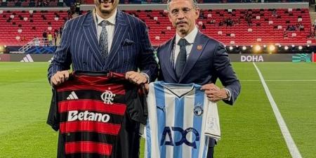 كأس القارات للأندية.. ممدوح عيد يتبادل الهدايا التذكارية مع مسئولي فلامنجو