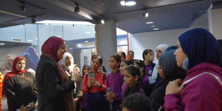 متحف الفنون الشعبية يستقبل طالبات مدرسة هدى شعراوي في رحلة مع التراث المصري