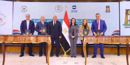 وزيرة التضامن الاجتماعي ومحافظ الوادي الجديد يشهدان توقيع 5 بروتوكولات تعاون بين الوزارة والمحافظة لإقامة مشروعات تنموية