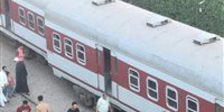 اصطدام قطار بسيارة نقل في مطروح دون إصابات وخروج عربة عن القضبان