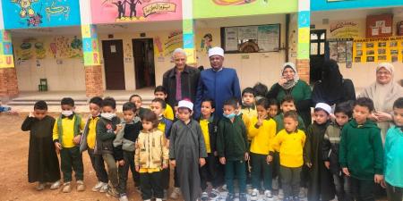 التعليم بالحب .. شيخ أزهري يشارك تلاميذ الروضة الأنشطة المدرسية داخل معهد بالشرقية