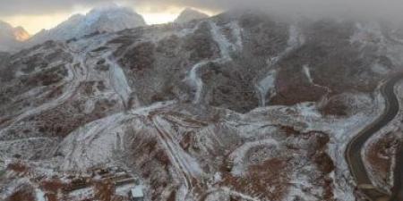 ثلوج نادرة على جبال اللوز فى تبوك بالسعودية تثير تفاعلا واسعا .. فيديو