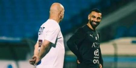 سر اجتماع حسام حسن مع لاعبى المنتخب بين السما والأرض وجلسته مع صلاح