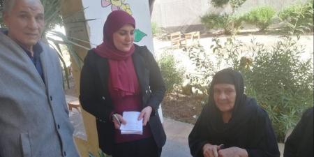 رغم
كبر
سنها..
عكاز
الحاجة
فوزية
يقودها
لصندوق
الانتخابات
في
الإسماعيلية