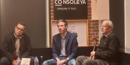 بدء
حفل
توقيع
"إعلام
الجماهير"
لآندرو
سايمون
بمبنى
قنصلية