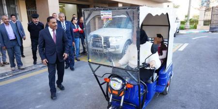 محافظ
مطروح
يهدي
أسكوتر
كهربائي
لمواطنة
تعانى
ابنتها
من
سرطان
بالعظم
وبتر
بالقدم
اليمني