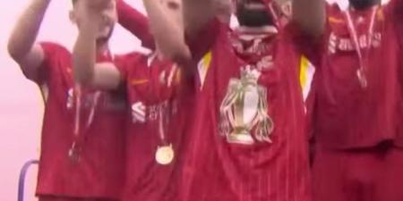 أحمد
      سعد
      يطرح
      أغنية
      فخر
      العرب
      المصري
      ويهديها
      لـ
      محمد
      صلاح|
      تعرف
      على
      كلماتها