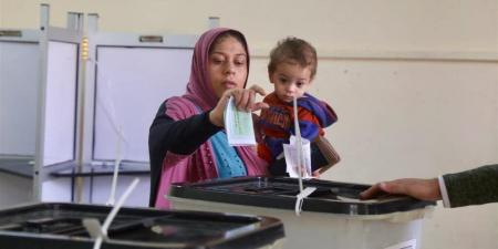 بين
ذراعيها
طفلها
وعلى
عاتقها
صوتها..
مشهد
إنساني
داخل
لجان
الشرابية
يلفت
الأنظار