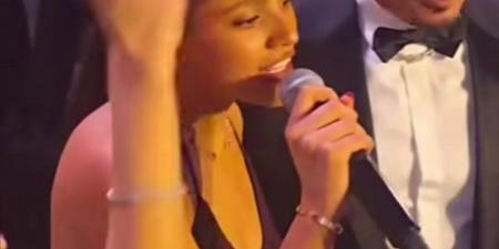 انتي
      اللي
      نجحتيني
      السنة
      دي..
      عمرو
      دياب
      يشعل
      حفل
      زفاف
      مدير
      أعماله
      بأغنية
      خطفوني
      مع
      ابنته
      جنا