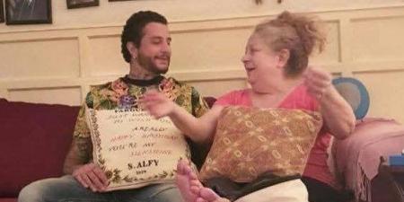 «دايمًا
      دعيالك»…
      هل
      شعرت
      سمية
      الألفي
      بقرب
      وفاتها
      في
      رسالتها
      الأخيرة
      لابنها
      أحمد
      الفيشاوي؟