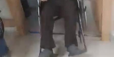 سبب
      ظهور
      ادوارد
      على
      كرسي
      متحرك
      وتطورات
      حالته
      الصحية