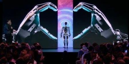 يوزع الفشار على الزوار.. تسلا تستعرض روبوتها البشرى «أوبتيموس» في برلين (فيديو)