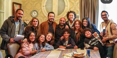 بطولة
      أحمد
      زاهر..
      صور
      جديدة
      من
      كواليس
      تصوير
      مسلسل
      لعبة
      وقلبت
      بجد