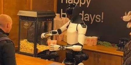 يوزع الفشار على الزوار.. تسلا تستعرض روبوتها البشرى أوبتيموس في برلين..فيديو