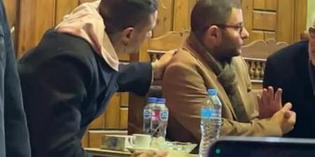 هتوحشيني..
      انهيار
      أحمد
      الفيشاوي
      في
      عزاء
      والدته
      سمية
      الألفي