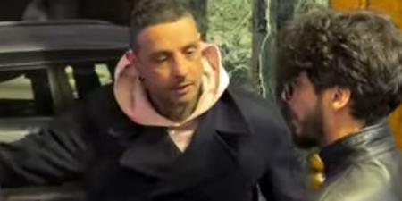 "كان
      هيضربه"..
      انفعال
      أحمد
      الفيشاوي
      في
      عزاء
      سمية
      الألفي
      بسبب
      المصورين
      لحظة
      انهياره