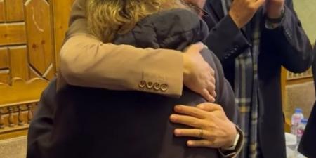 بكى
      في
      حضنها..
      منة
      شلبي
      تواسي
      أحمد
      الفيشاوي
      في
      عزاء
      والدته
      سمية
      الألفي