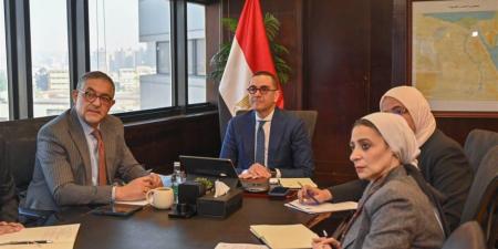 وزير
      الاستثمار
      يبحث
      مع
      وزير
      التجارة
      والصناعة
      الكوري
      تعزيز
      العلاقات
      بين
      البلدين