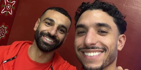 محمد
صلاح
يحتفل
مع
عمر
مرموش
بعد
فوز
مصر
المثير
على
زيمبابوي
