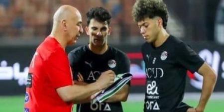 حسام حسن يحتوى إمام عاشور بعد التغيير المبكر أمام زيمبابوي