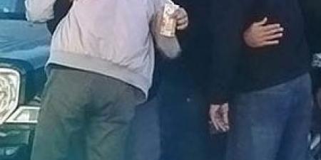 وسط
      حضور
      نجوم
      الفن..
      انهيار
      أحمد
      عبد
      الحميد
      في
      جنازة
      والده
      محمد
      عبد
      الحميد