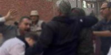 القبض
      على
      المتهمين
      بالتعدي
      على
      طالبة
      بالضرب
      بأحد
      شوارع
      الشرقية