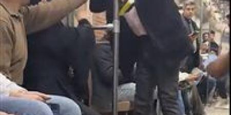 هرميكي
      من
      هنا..
      مشاجرة
      في
      مترو
      الأنفاق
      بين
      رجل
      وسيدة