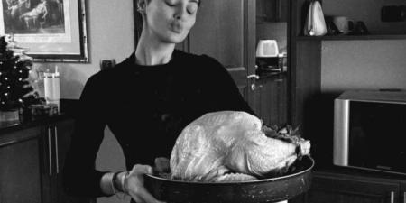 دانا
      الحلّاني
      تشارك
      أجواء
      العيد
      من
      المطبخ