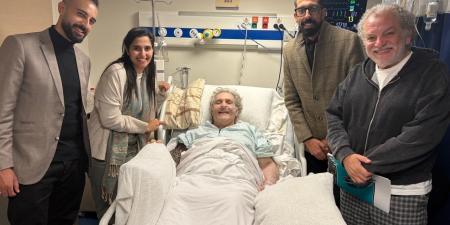 بعد
نقله
إلى
المستشفى...
هذه
الصورة
الأولى
للفنان
العربيّ
الشهير
من
المستشفى