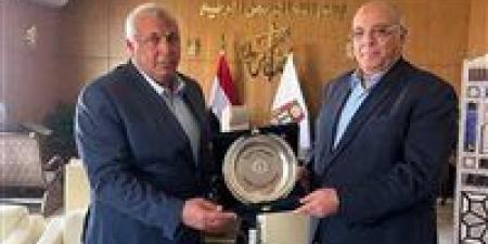 محافظ
      الوادي
      الجديد
      يبحث
      مع
      رئيس
      مركز
      بحوث
      الصحراء
      تعزيز
      التنمية
      الزراعية